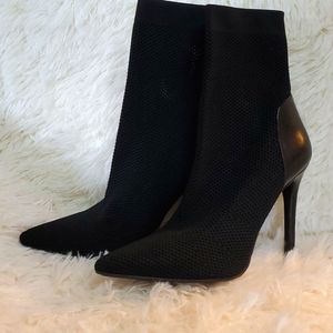 NWOT GUESS GWONEGIRL WOMENS SIZE 8M KNIT SOCK BOOTIE